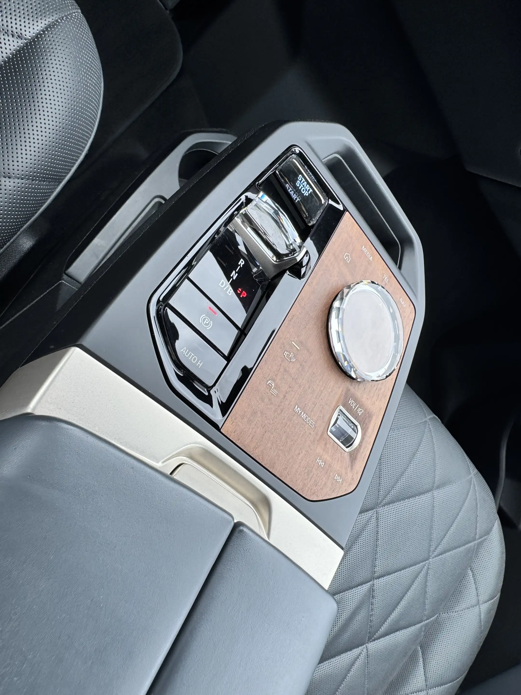 BMW iX xDrive40 — photo 21
