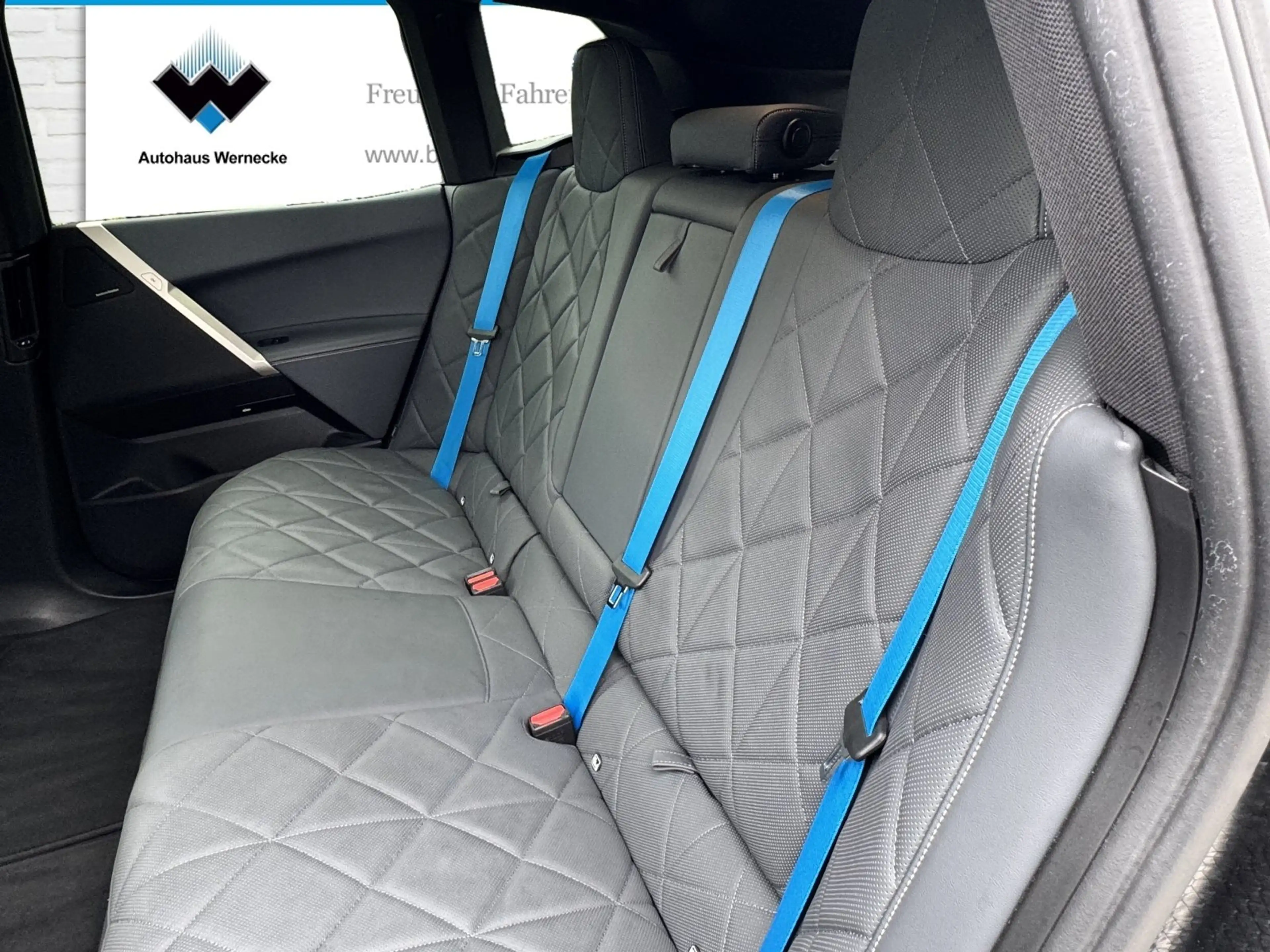 BMW iX xDrive40 — photo 11