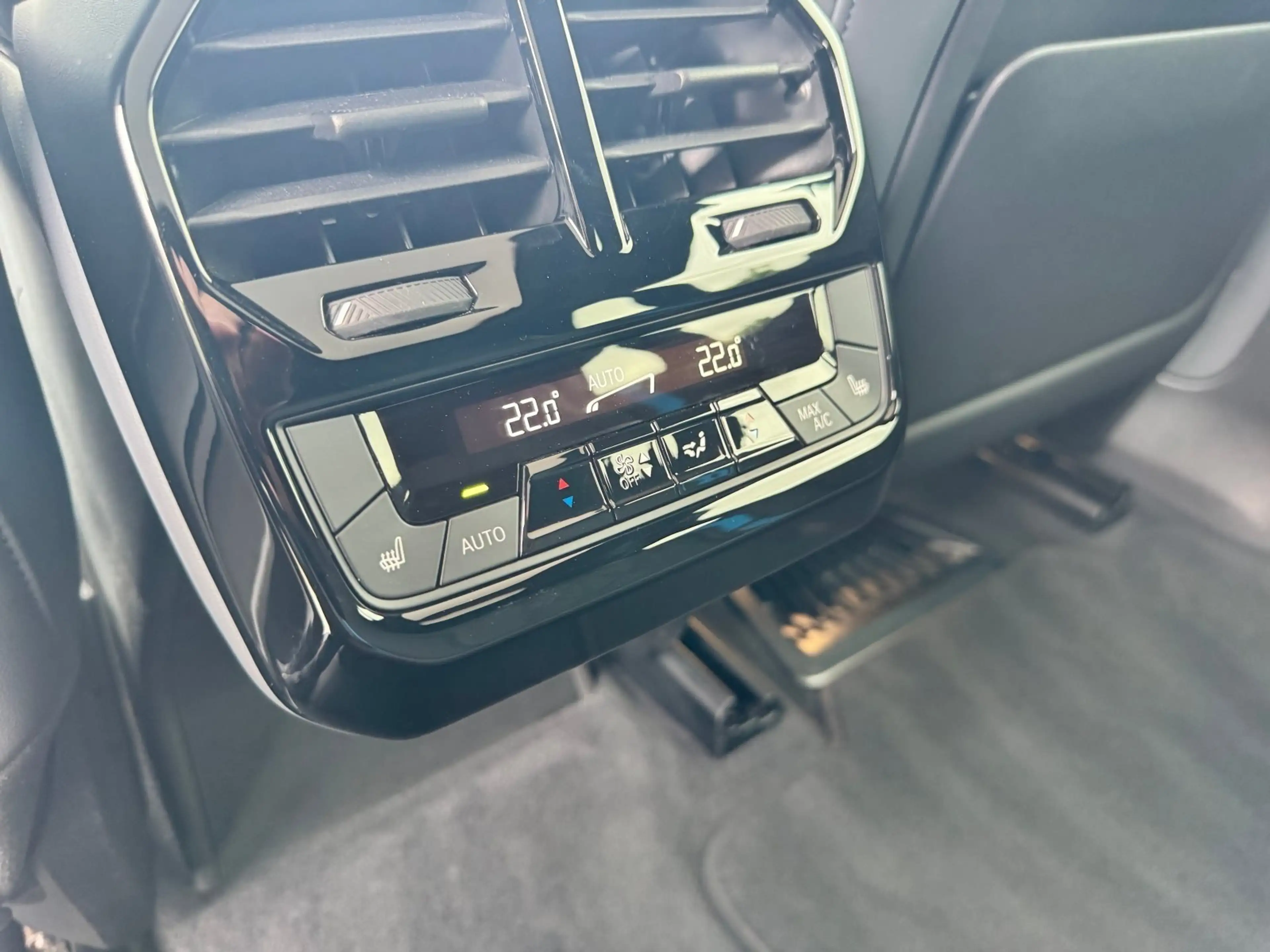BMW iX xDrive40 — photo 12
