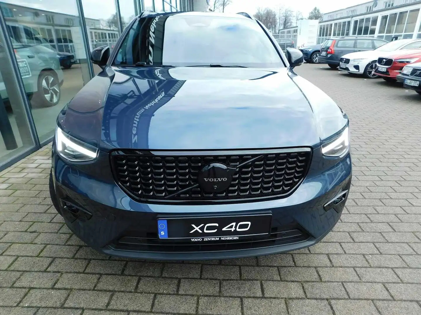 Volvo XC40 B4 Plus Black Edition Blau - 2