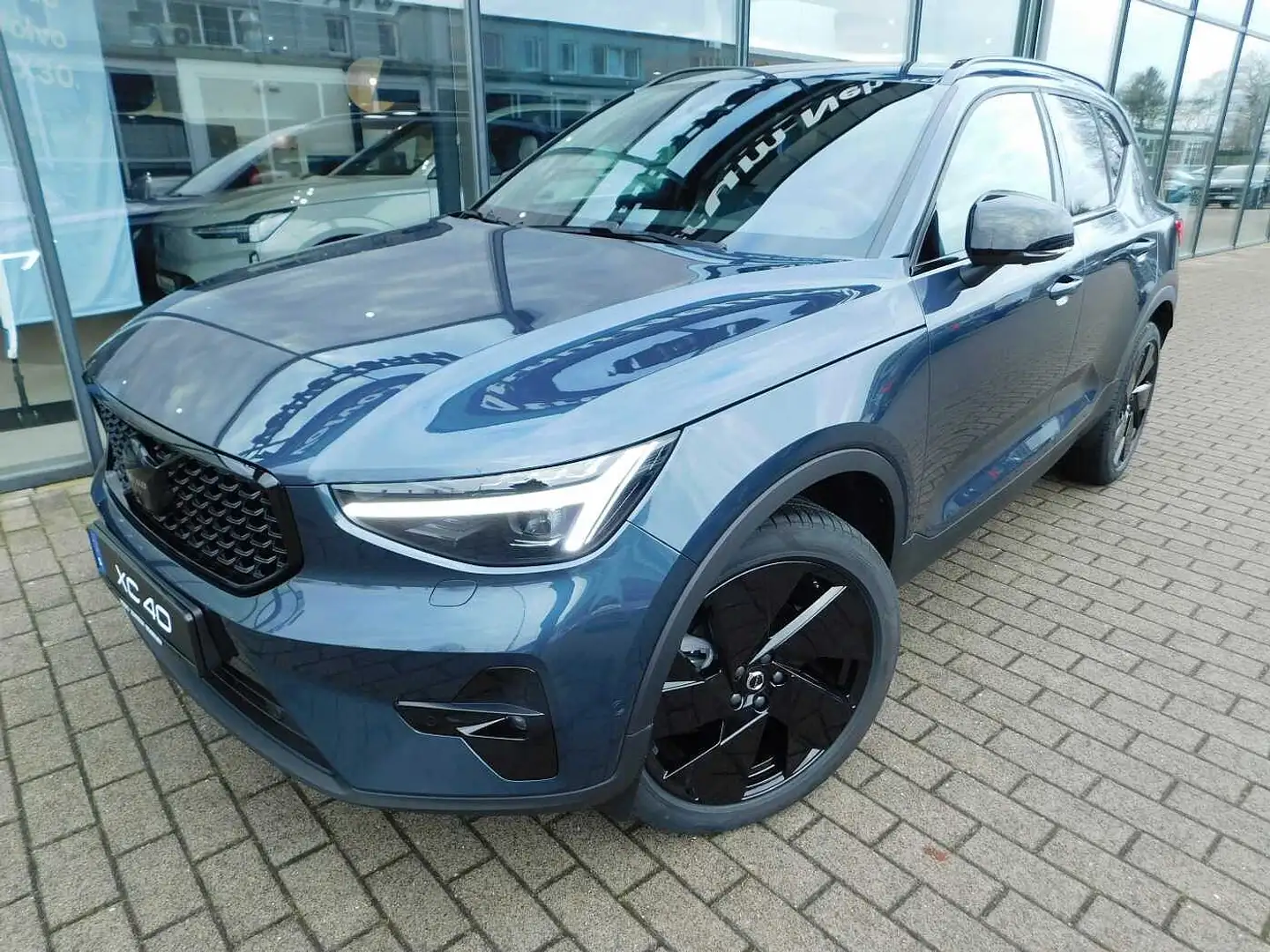 Volvo XC40 B4 Plus Black Edition Blau - 1