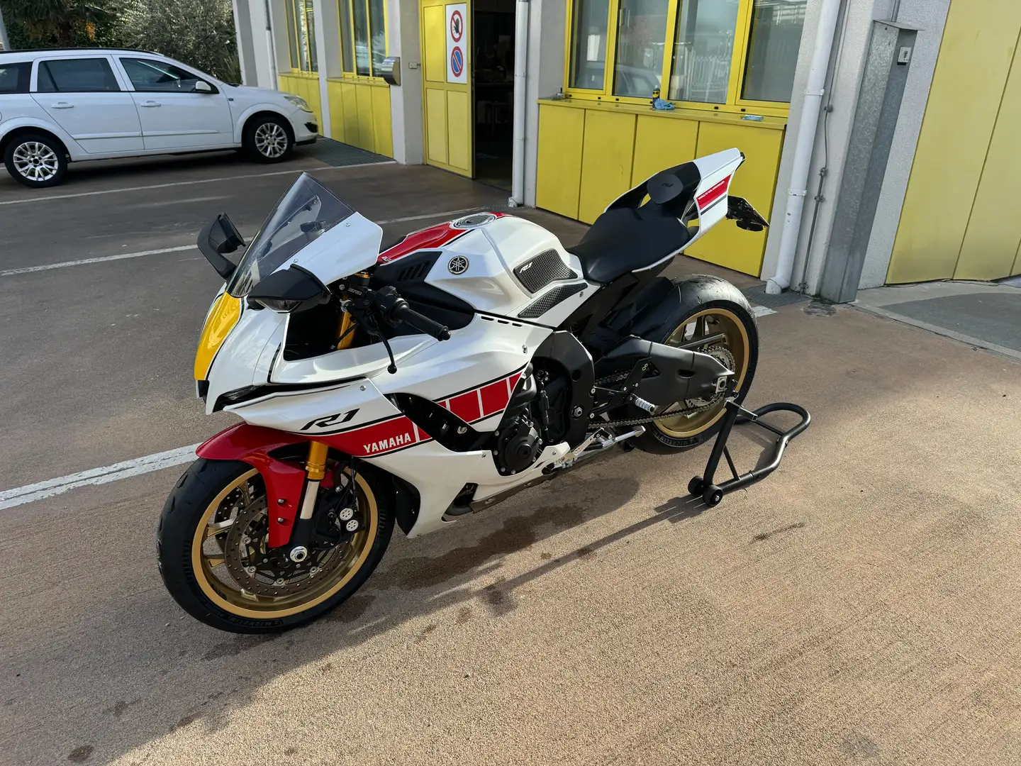 Yamaha YZF-R1 World GP 60th Anniversary Alb - 1