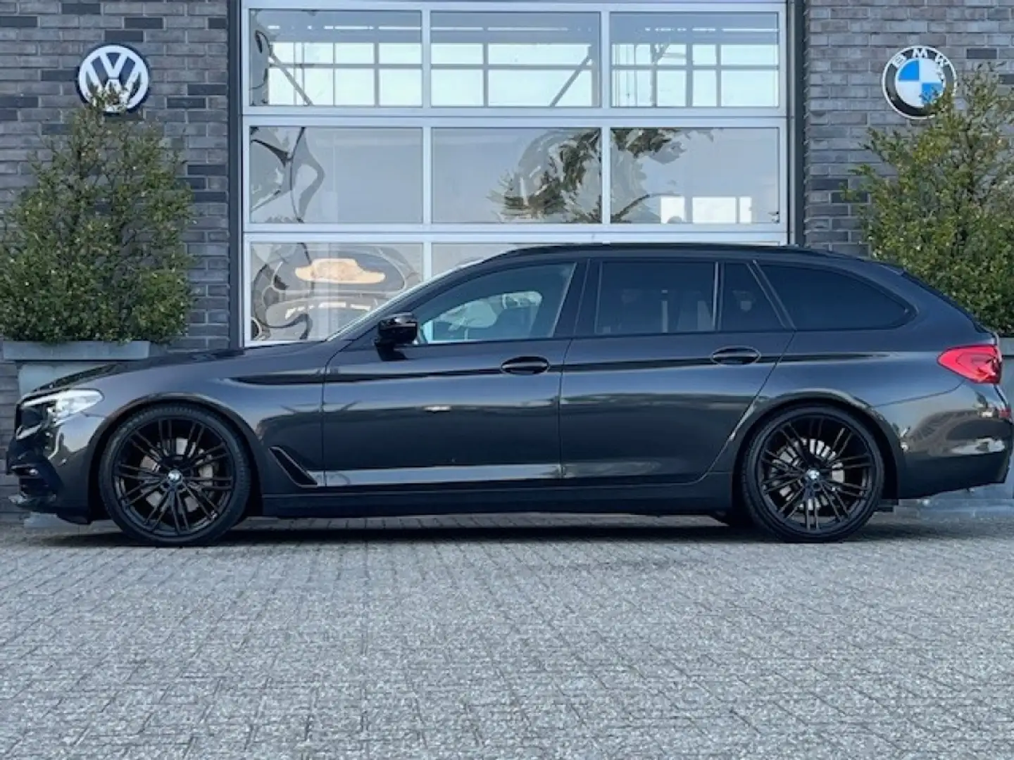 BMW 530 530i SPORT TOURING - PANO - HARMAN KARDON - 20 INC Grijs - 2