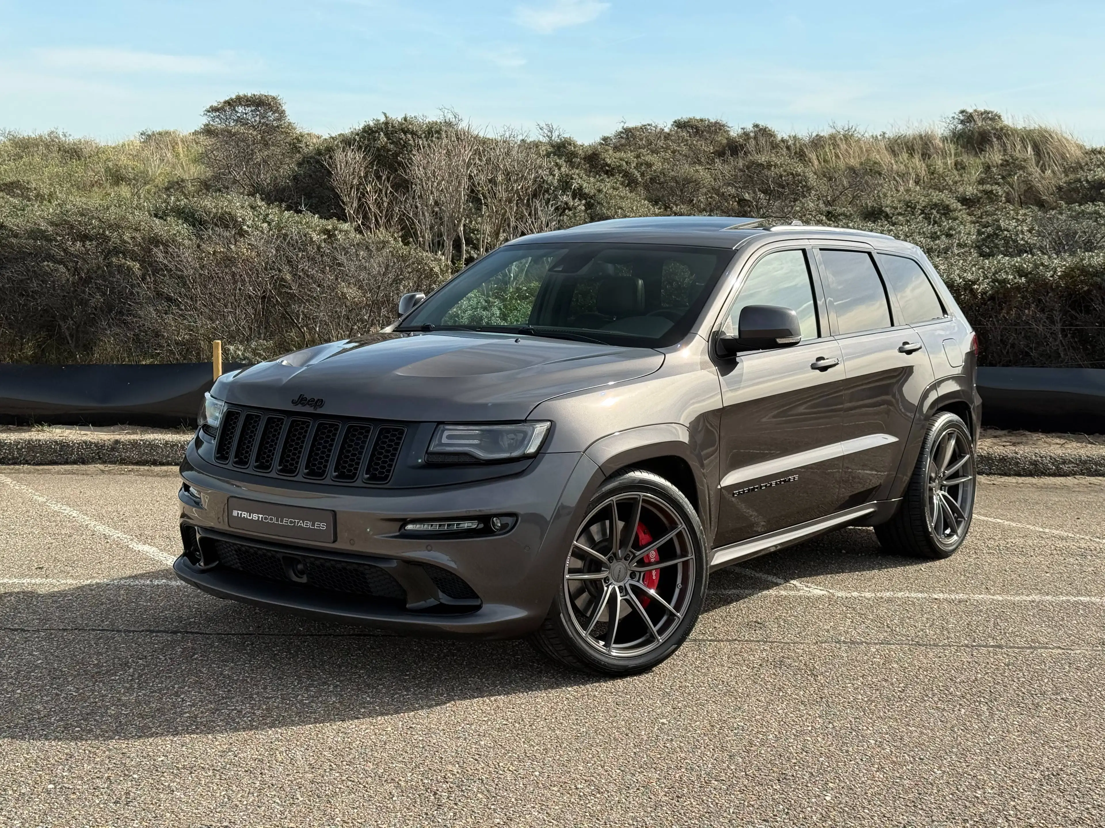 Jeep Grand Cherokee 6.4 Hemi SRT | Carbon | Trekhaak | Pano | Harman Kardon |  1e lak | 22" |