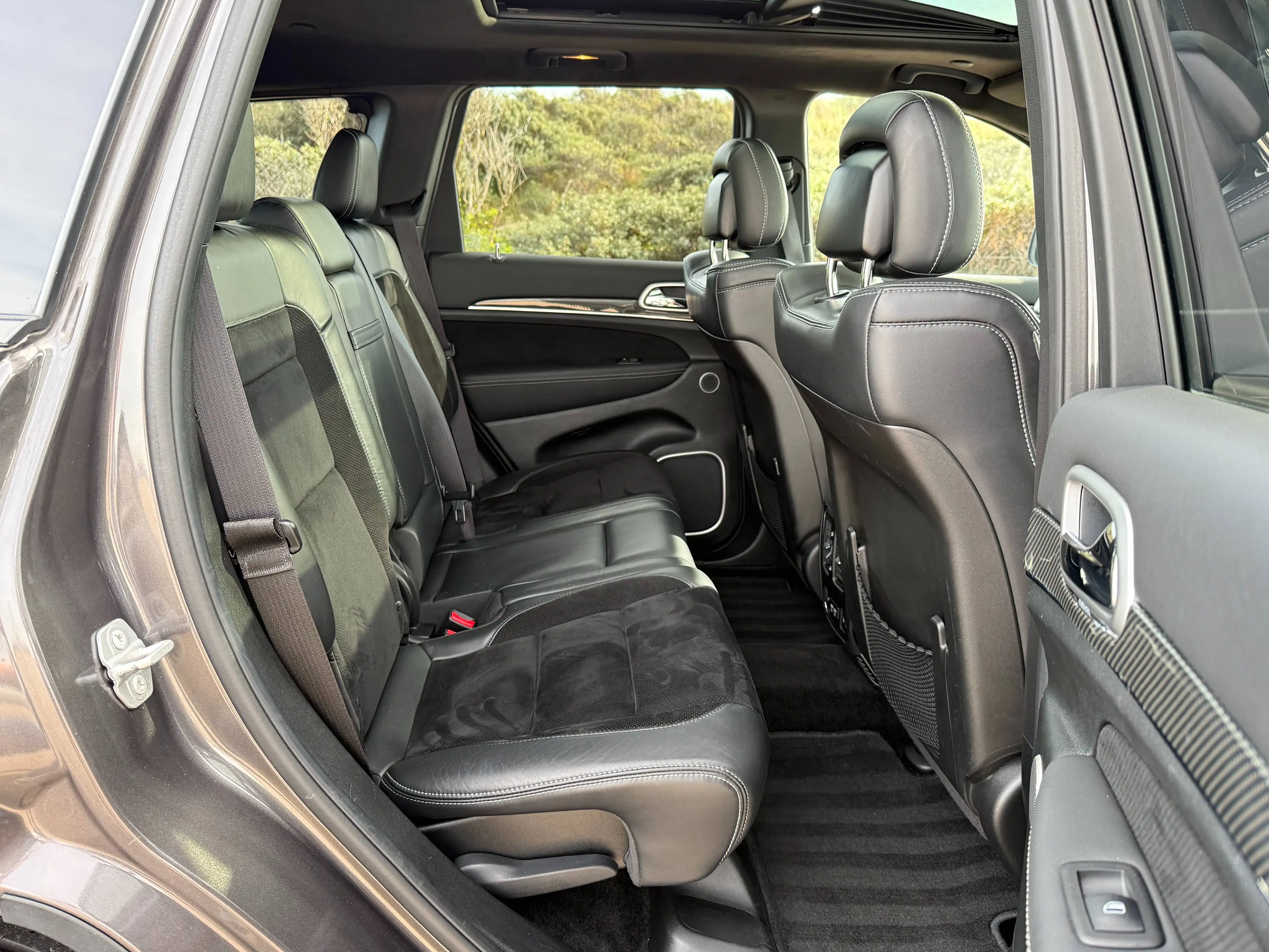 Jeep Grand Cherokee 6.4 Hemi SRT | Carbon | Trekhaak | Pano | Harman Kardon | 1e lak | 22" | — photo 13