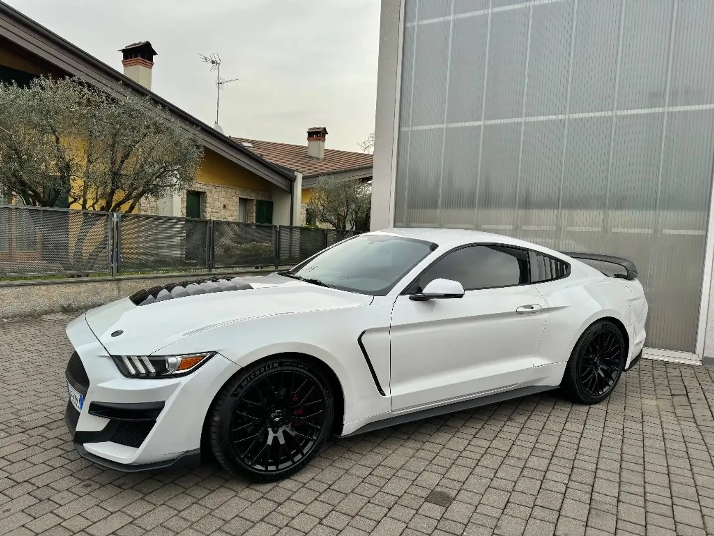 Ford Mustang Fastback 5.0 V8 TiVCT aut. GT KIT BOSS Bianco - 2