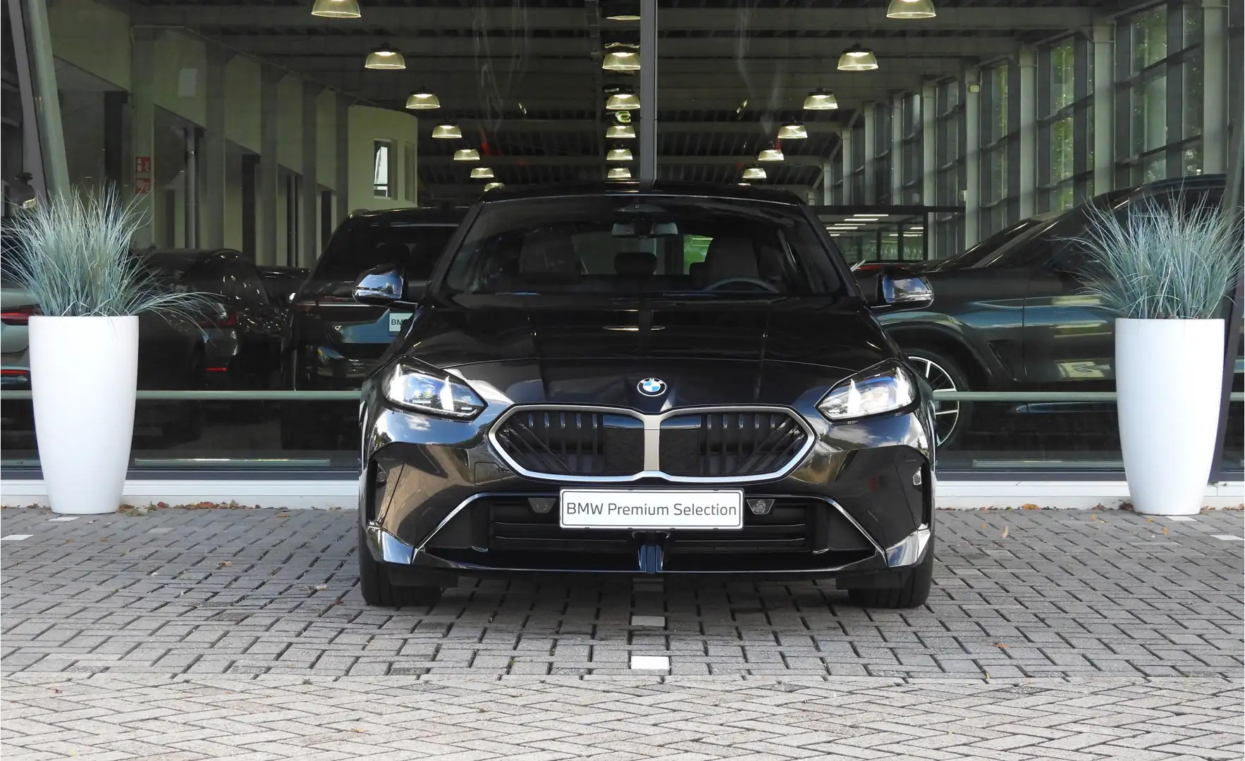BMW 120 1 Serie M Sport Automaat / Sportstoelen / Achterui Zwart - 2