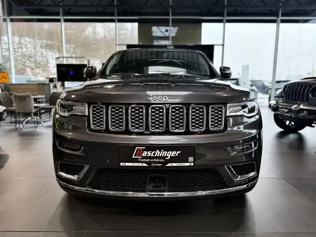 Jeep Grand Cherokee Summit 3.5t Anhängelast Ansicht 3