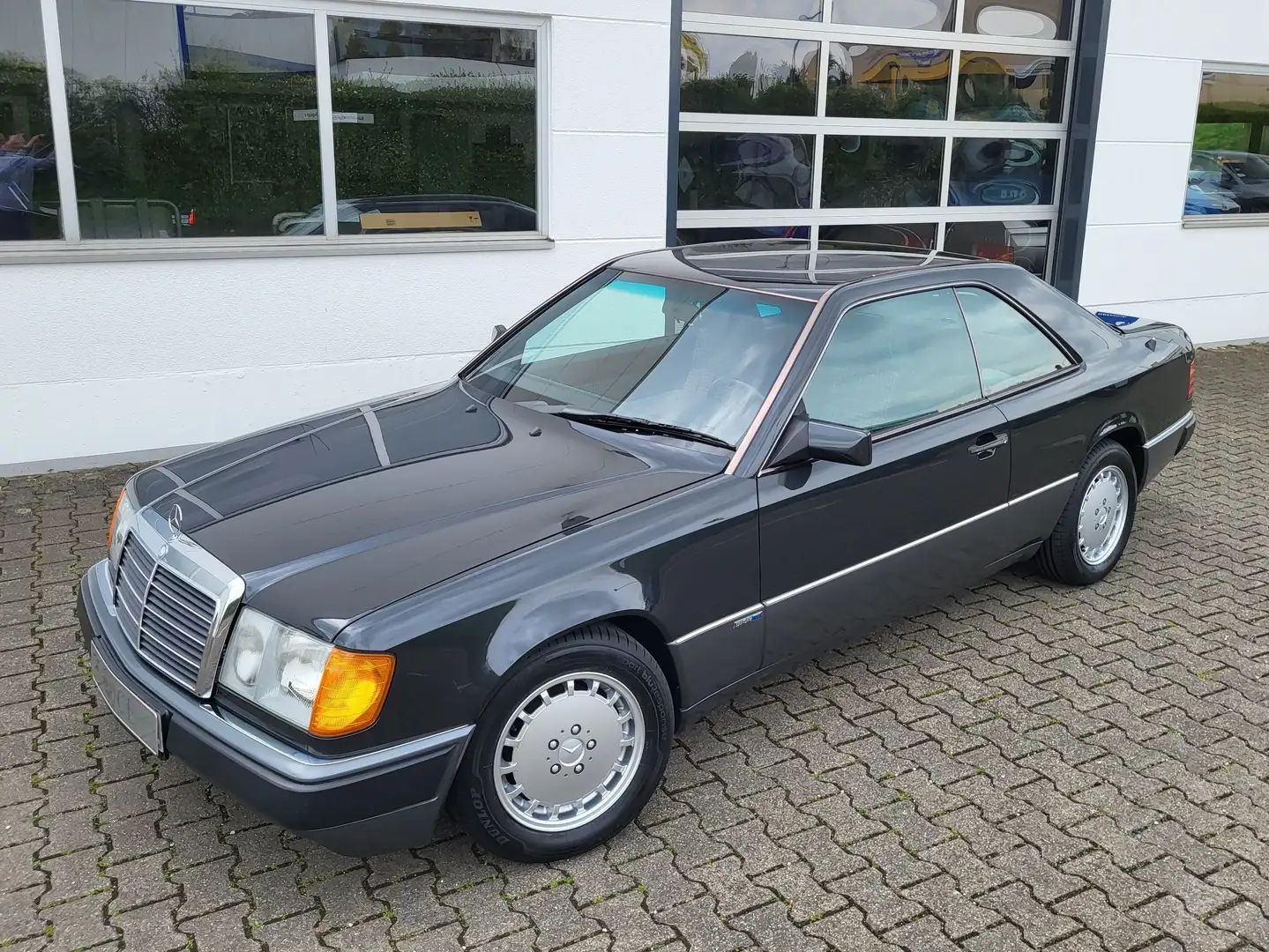 Mercedes-Benz 300 CE Sportline - Stoff Karo / Jahreswagenzustand Schwarz - 1