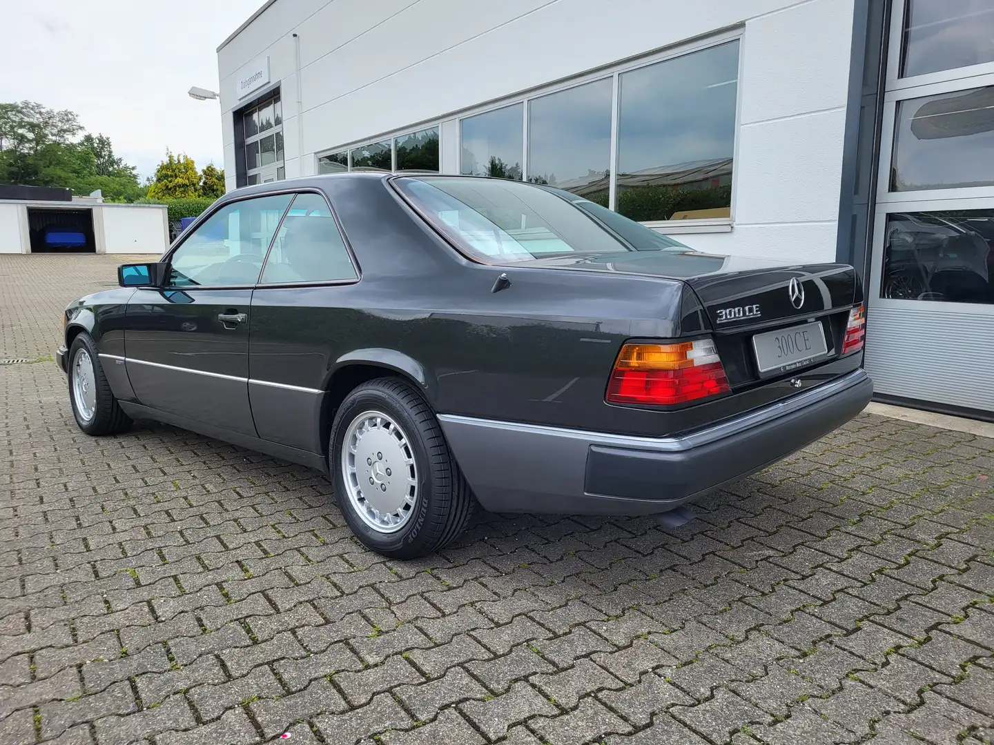Mercedes-Benz 300 CE Sportline - Stoff Karo / Jahreswagenzustand Schwarz - 2