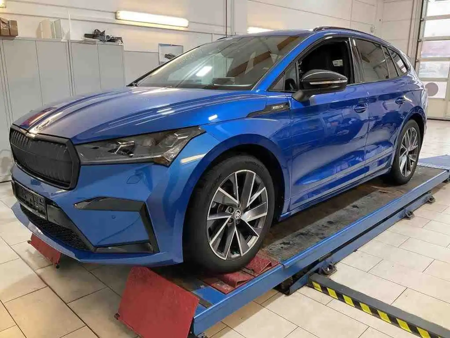 Skoda Enyaq iV 60 SPORTLINE +AHK +MATRIX +20" +RKAM +NAVI + Blau - 2