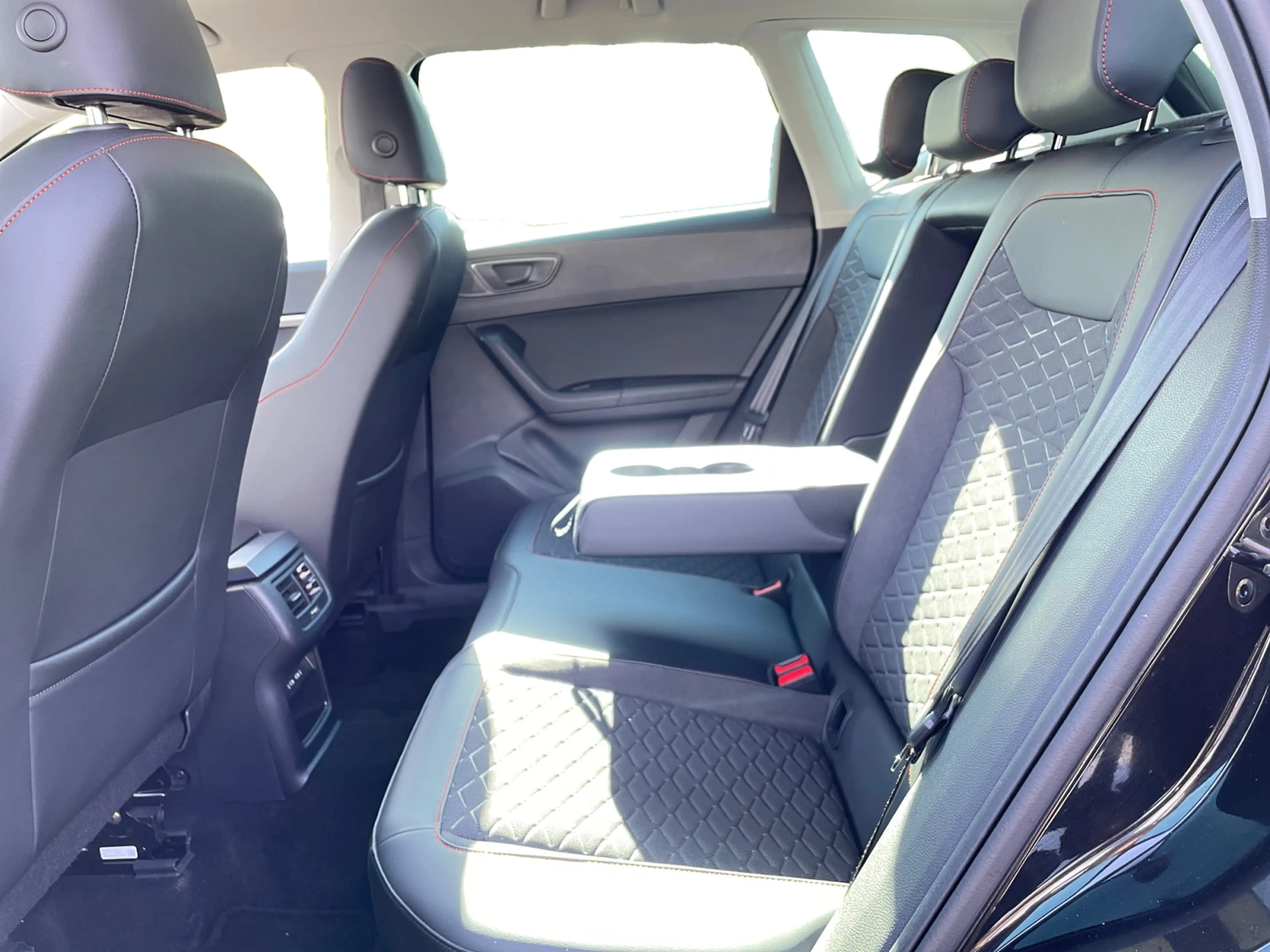 SEAT Ateca FR 2.0TDI DSG LED AHK Pano Standh Navi ACC — photo 11