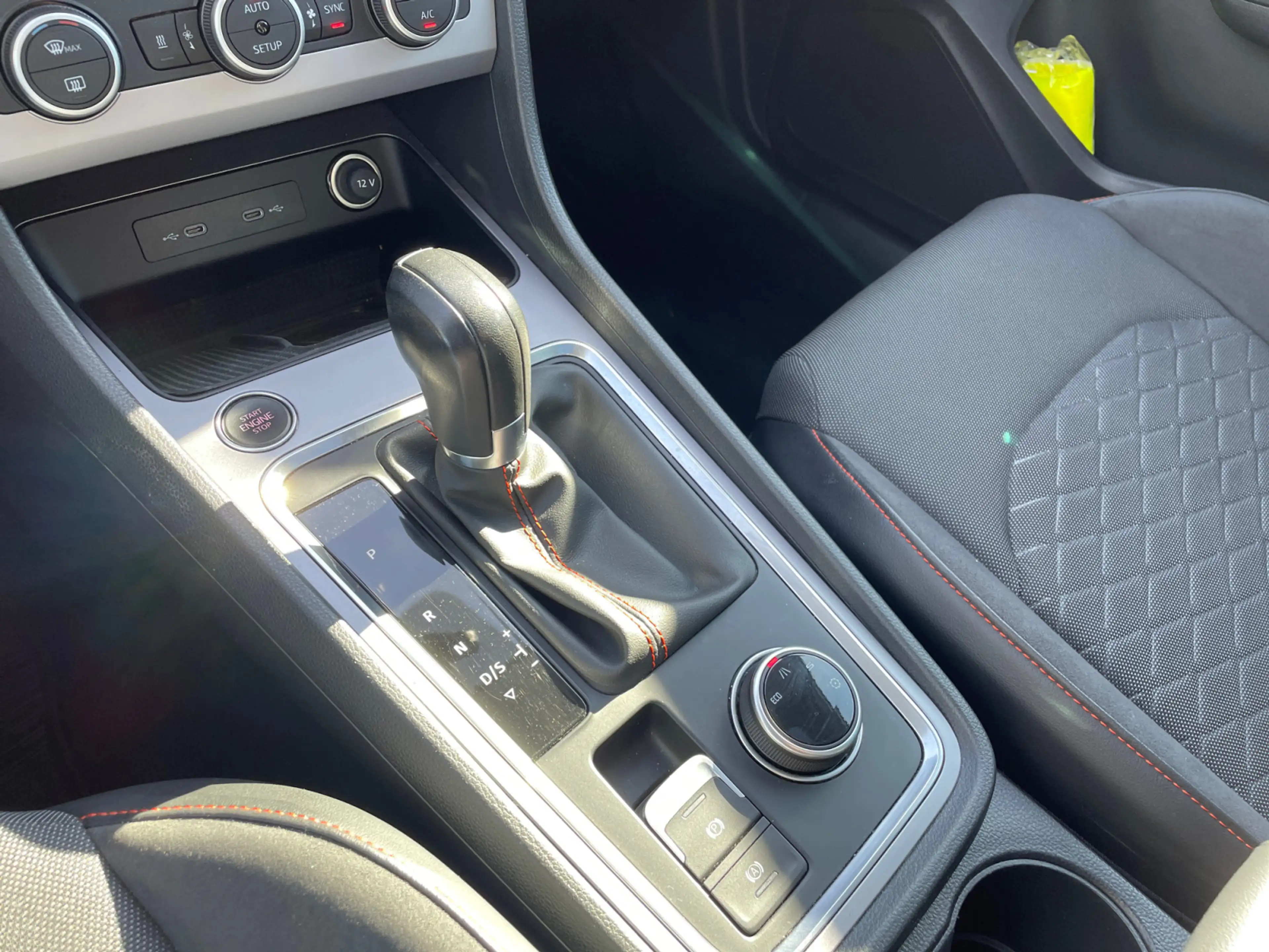 SEAT Ateca FR 2.0TDI DSG LED AHK Pano Standh Navi ACC — photo 8
