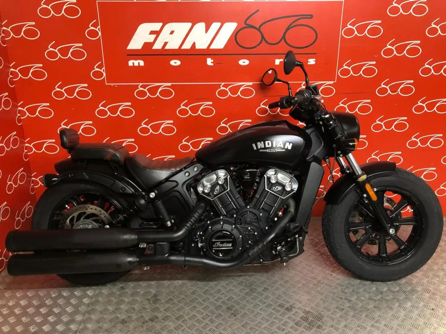 Indian Scout Bobber Nero - 1