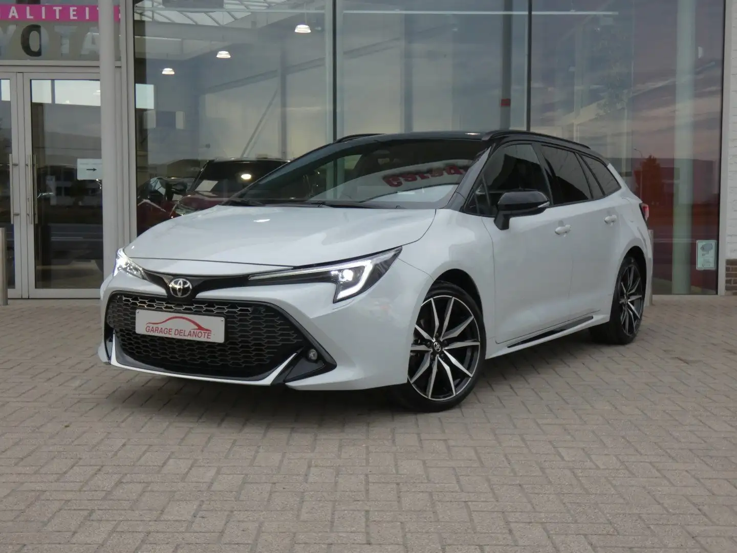 Toyota Corolla Touring 1.8 Hybrid *GR SPORT* 140pk FACELIFT Wit - 2