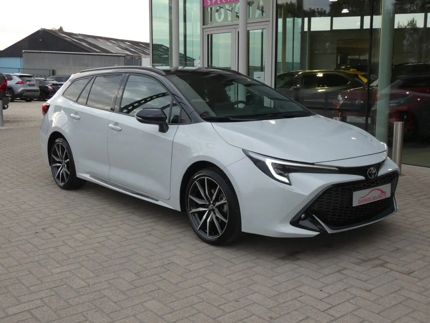 Toyota Corolla Touring 1.8 Hybrid *GR SPORT* 140pk FACELIFT Wit - 1