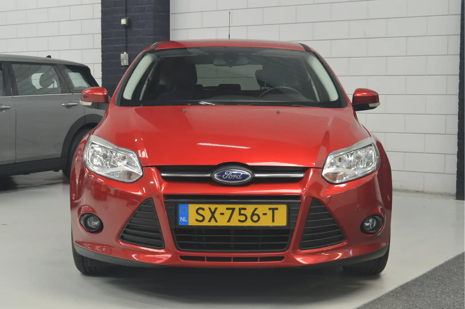 Ford Focus 1.0 EcoBoost Titanium // AIRCO // PARKEERSENSOREN Rood - 2