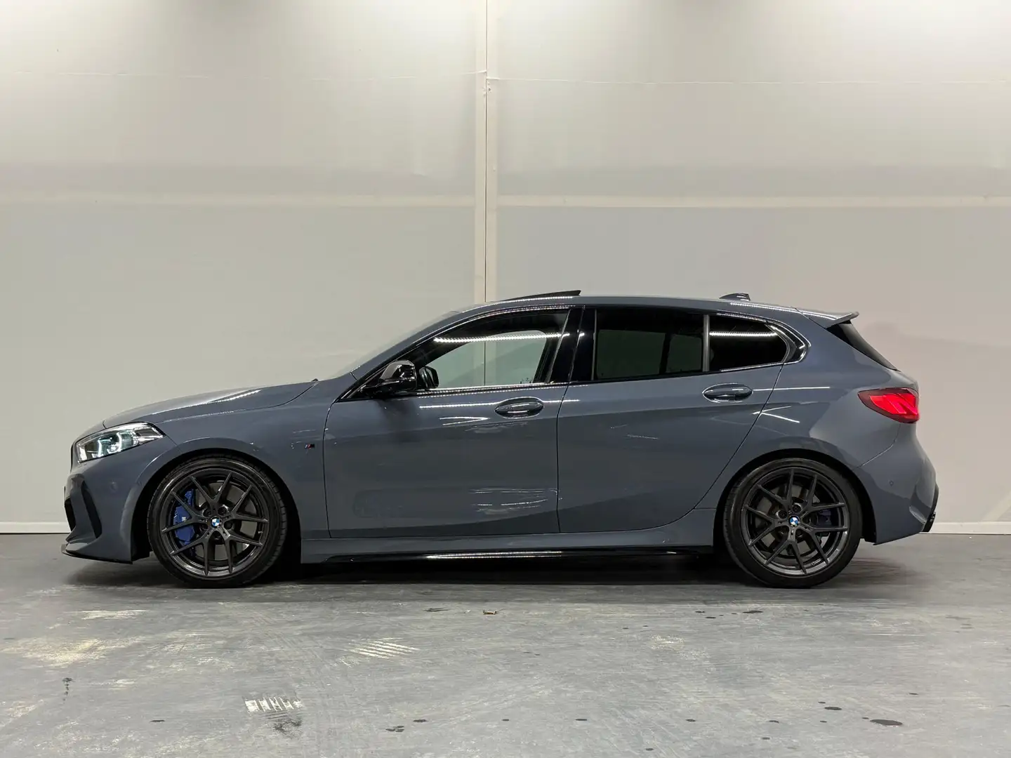 BMW 135 1-serie M135i xDrive High Executive Edition Grijs - 2