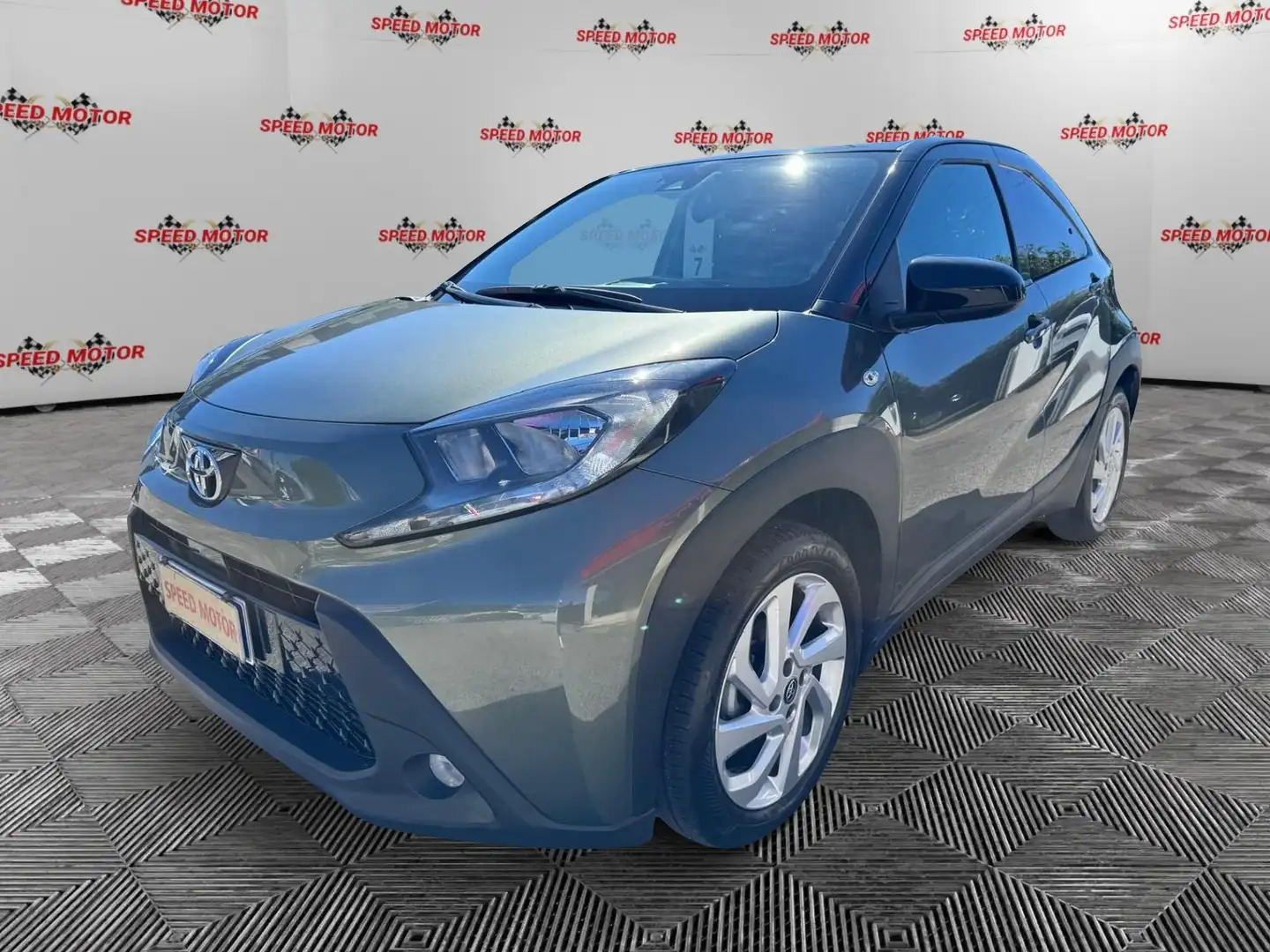 Toyota Aygo X Aygo X 1.0 72 CV 5 porte Trend, AUTOMATICA, RETRO Verde - 1