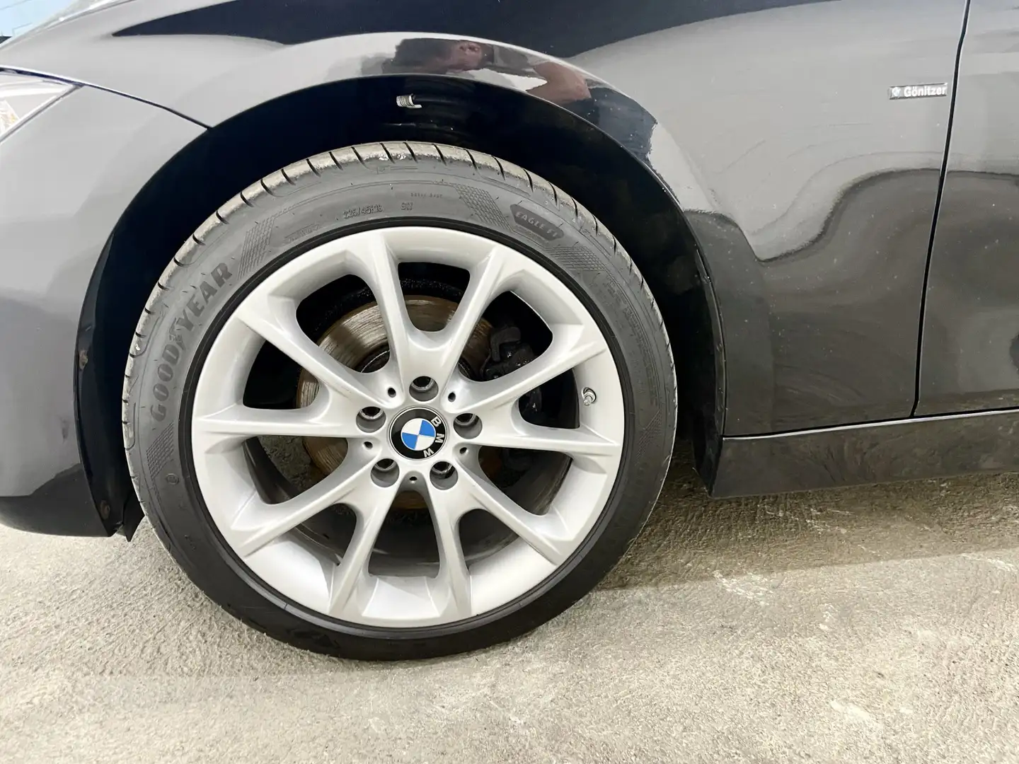 BMW 318 318d xDrive Schwarz - 2