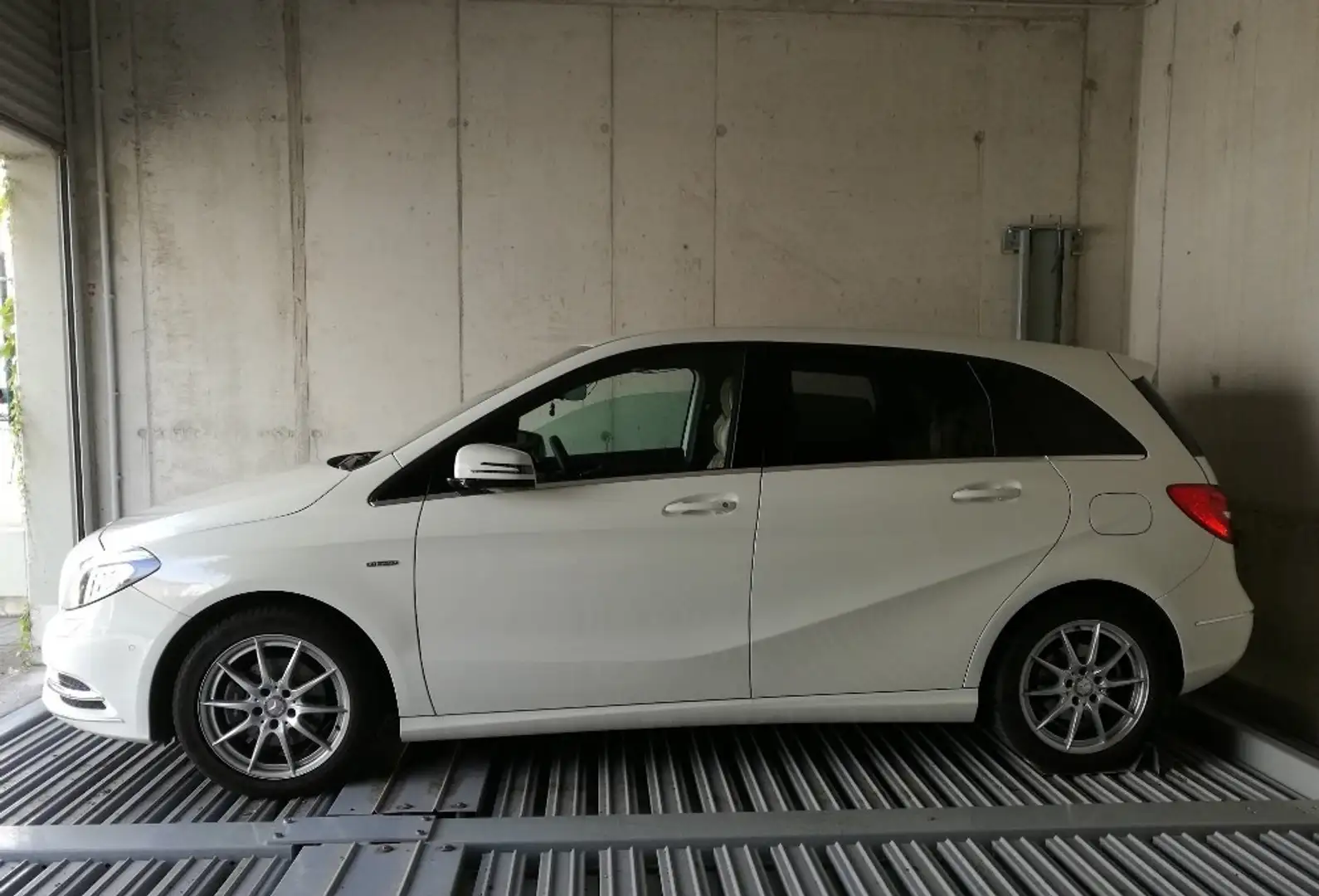 Mercedes-Benz B 180 (BlueEFFICIENCY) - 2