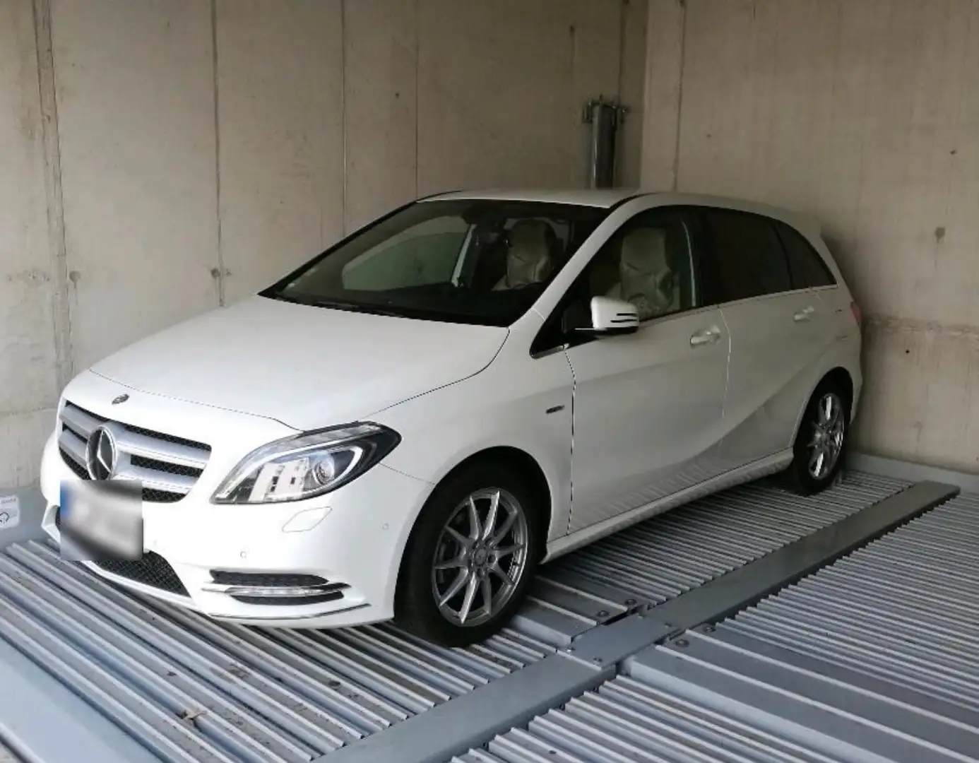 Mercedes-Benz B 180 (BlueEFFICIENCY) - 1