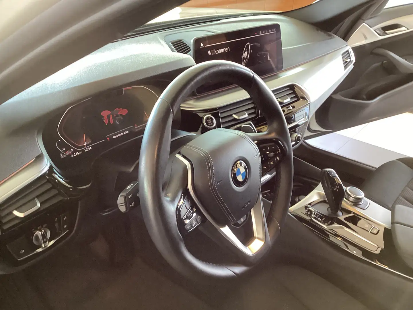 BMW 530 d xDrive Touring HiFi DAB Aktivlenkung LED Weiß - 2