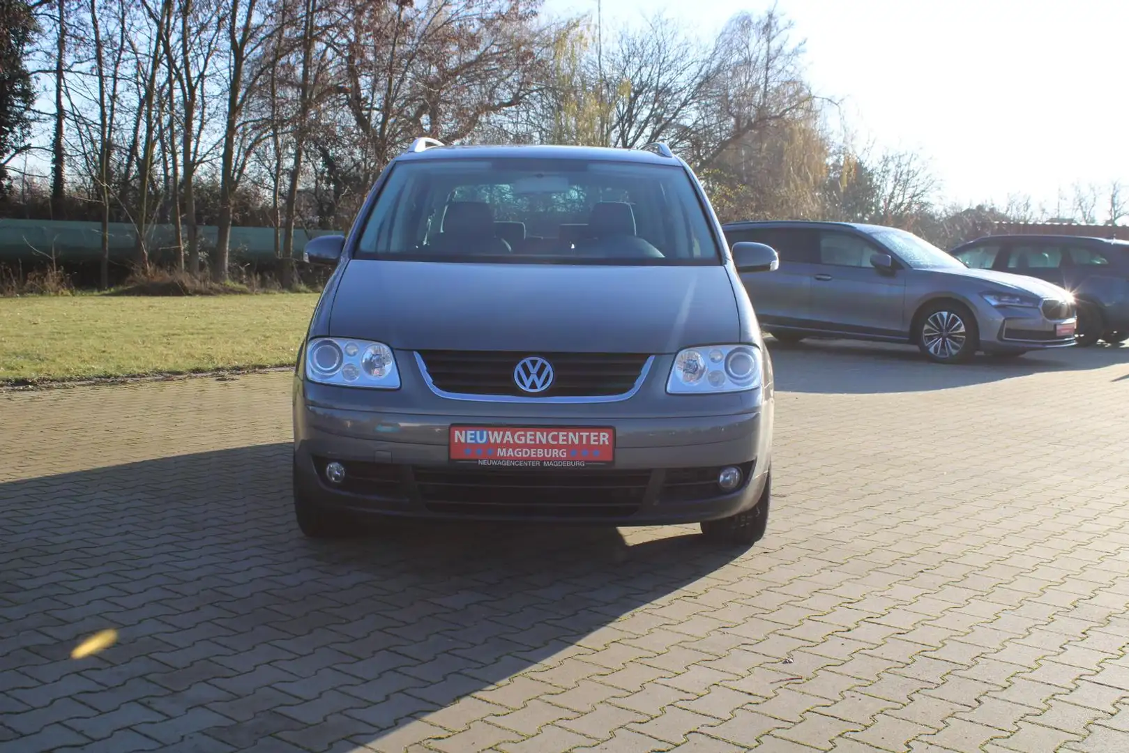 Volkswagen Touran 2.0 TDI DSG*7-SITZER*AHK*SHZ*PDC*KLIMAAUTO*S-DACH* Gris - 2