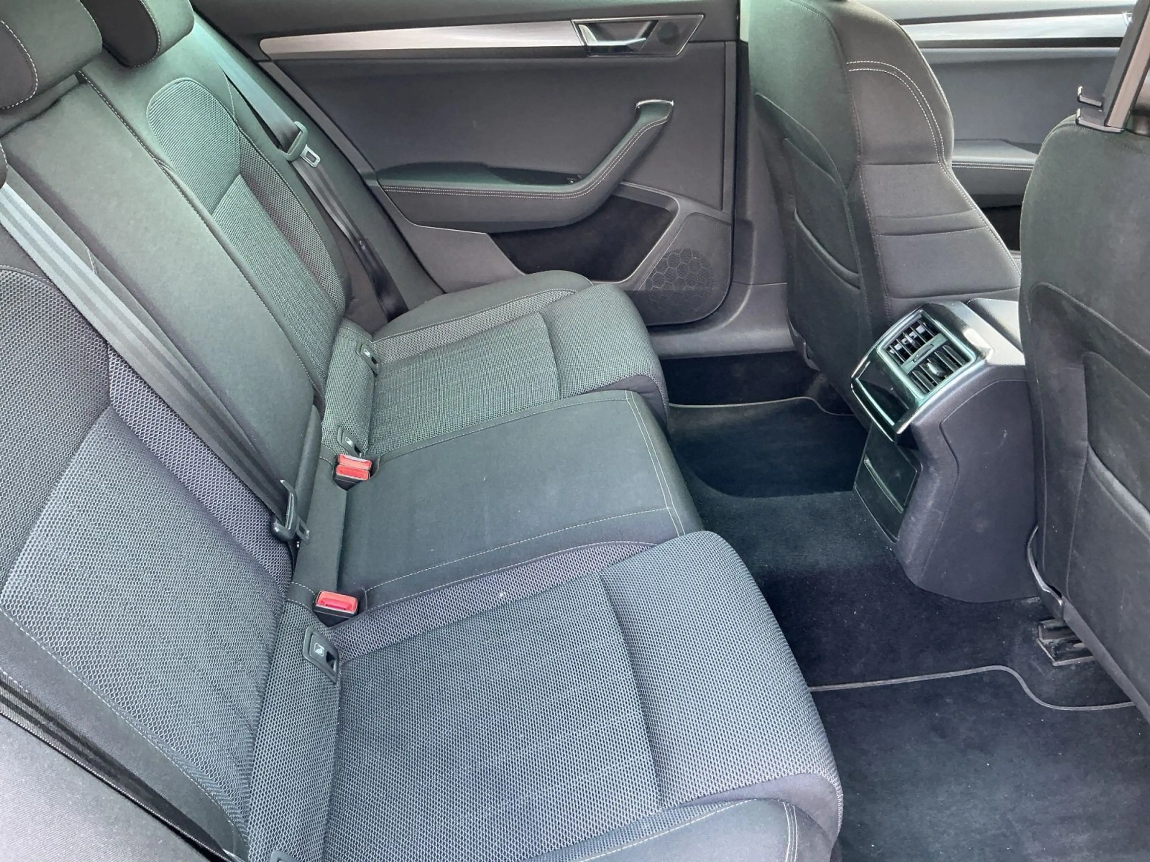 Skoda Superb Combi iV STYLE BEAM+NAVI+APP+ACC+SHZ+AHK — photo 16