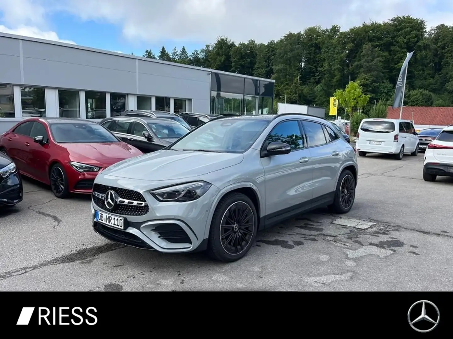 Mercedes-Benz GLA 200 d AMG+AHK+PANO+MULTIBEAM+DISTRONIC+NIGHT Grau - 1
