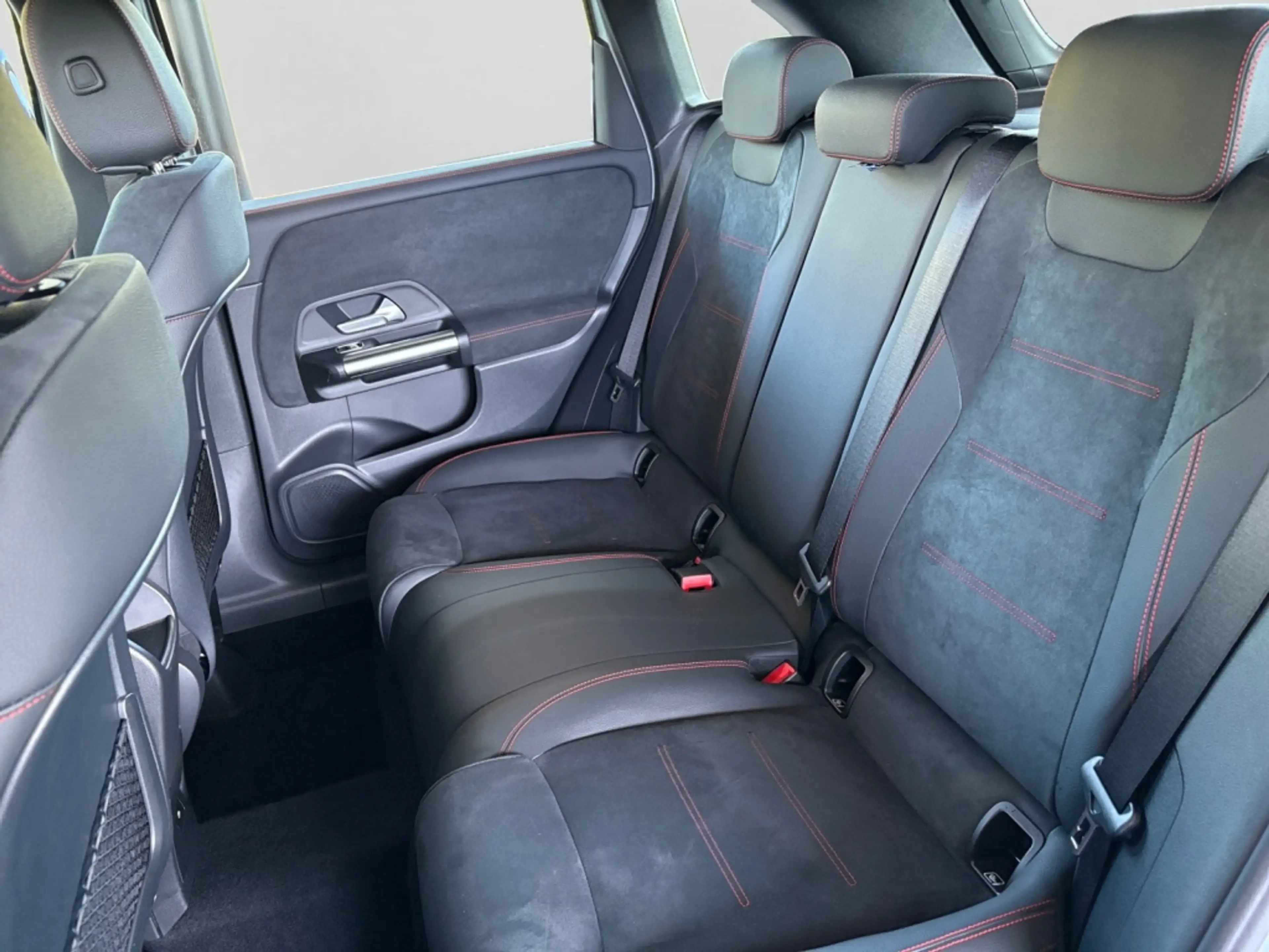 Mercedes-Benz B 200 d AMG|LED|AMB|DISTR+|PANO|360°|AHK|SHZ|CarP — photo 14