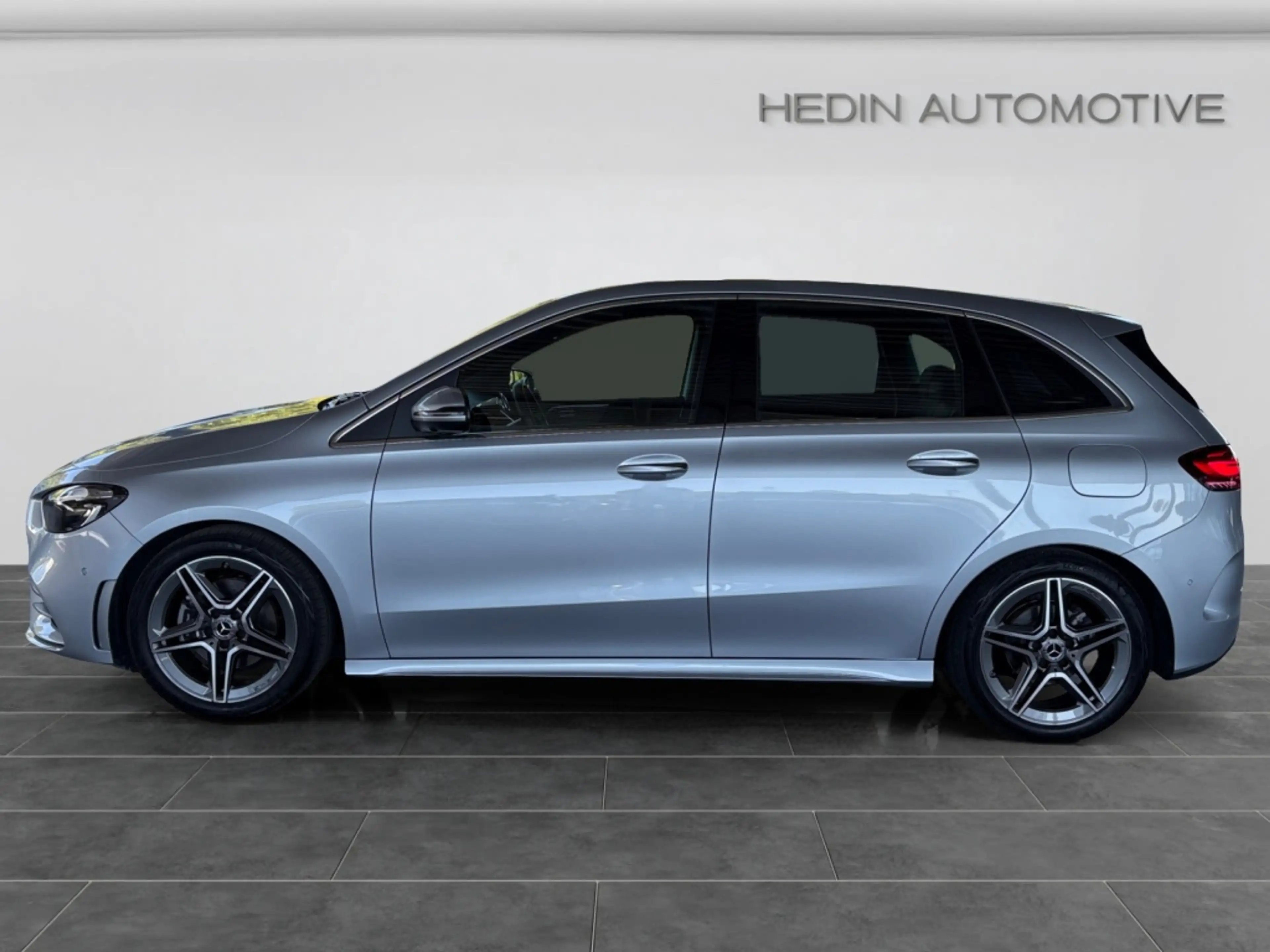 Mercedes-Benz B 200 d AMG|LED|AMB|DISTR+|PANO|360°|AHK|SHZ|CarP — photo 3