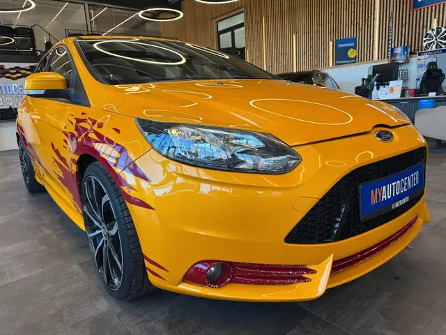Ford Focus view 3