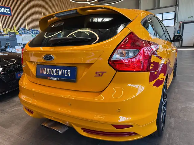 Ford Focus view 2