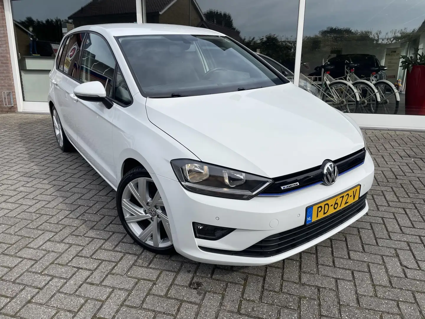 Volkswagen Golf Sportsvan 1.0 TSI I 18 Inch I Navigatie I Climate I Parkeers Weiß - 2