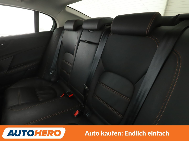 Jaguar XE 20d Prestige Aut.*NAV*TEMPO*CAM*PDC*SHZ*BT* — photo 14