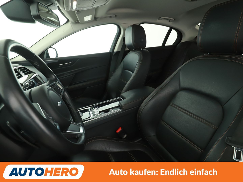 Jaguar XE 20d Prestige Aut.*NAV*TEMPO*CAM*PDC*SHZ*BT* — photo 10