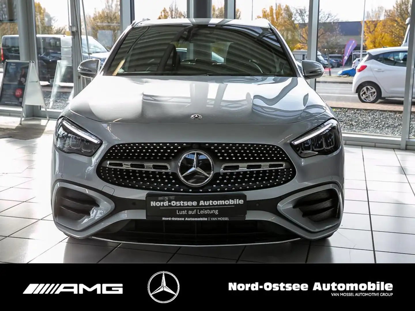Mercedes-Benz GLA 200 d AMG AHK SHZ MBUX KEYLESS-GO Silber - 2