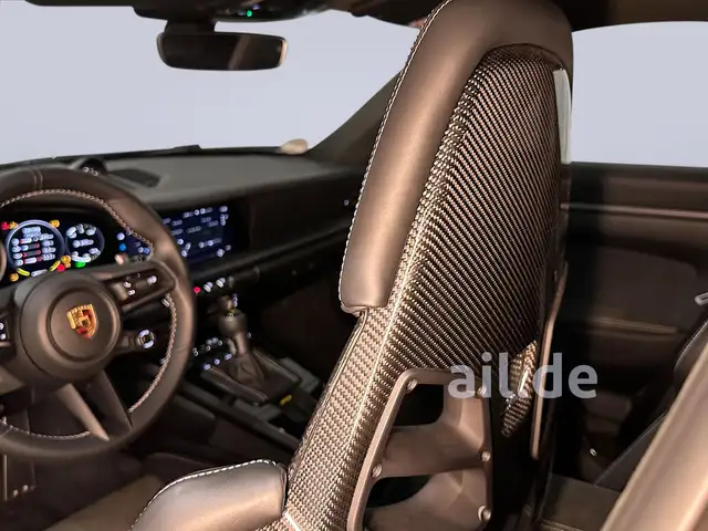 Porsche 911 view 4