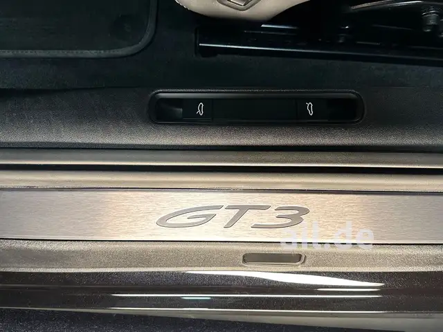 Porsche 911 view 11