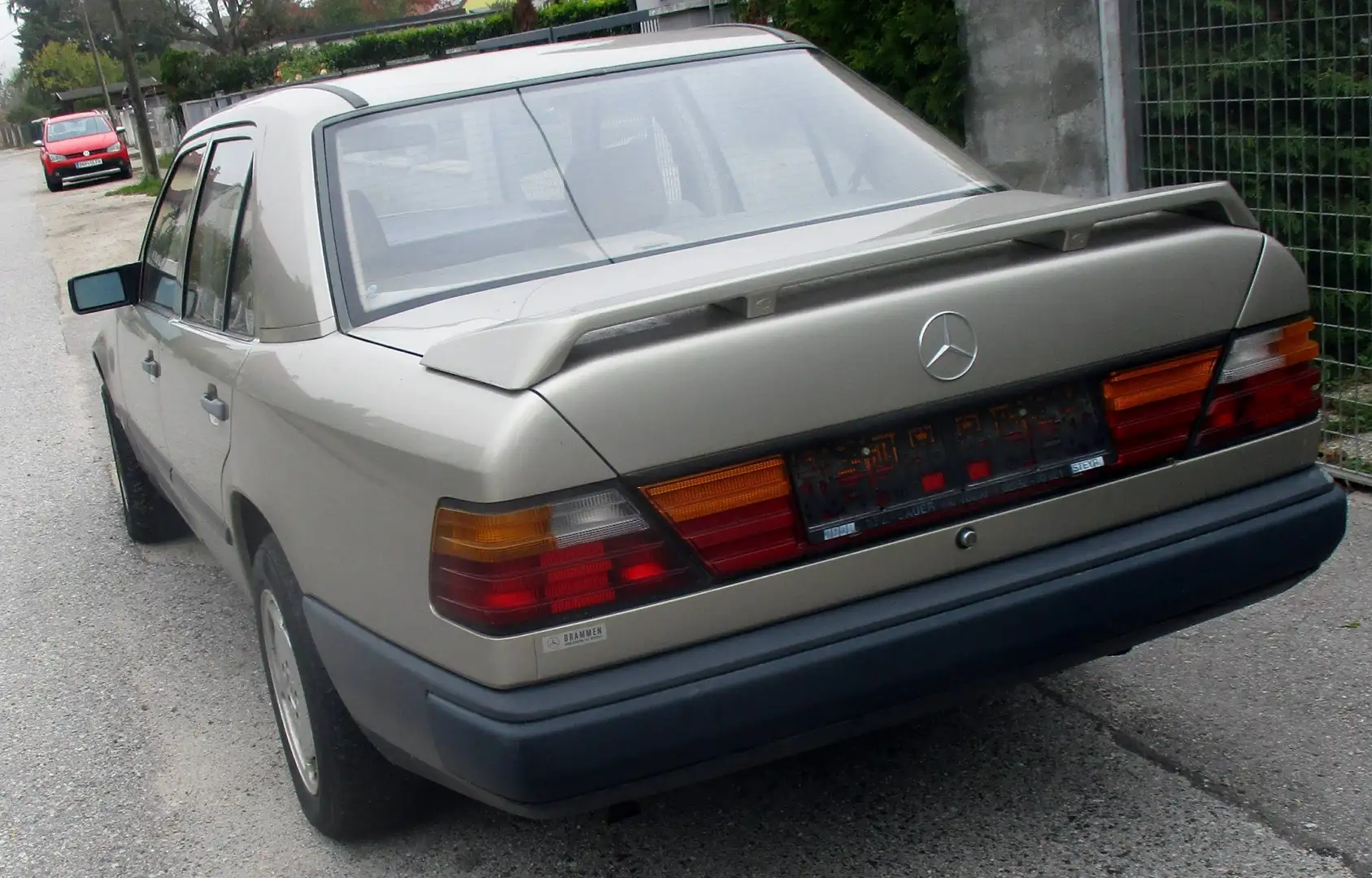 Mercedes-Benz 230 Mercedes Benz 230 E-124023 Silber - 2
