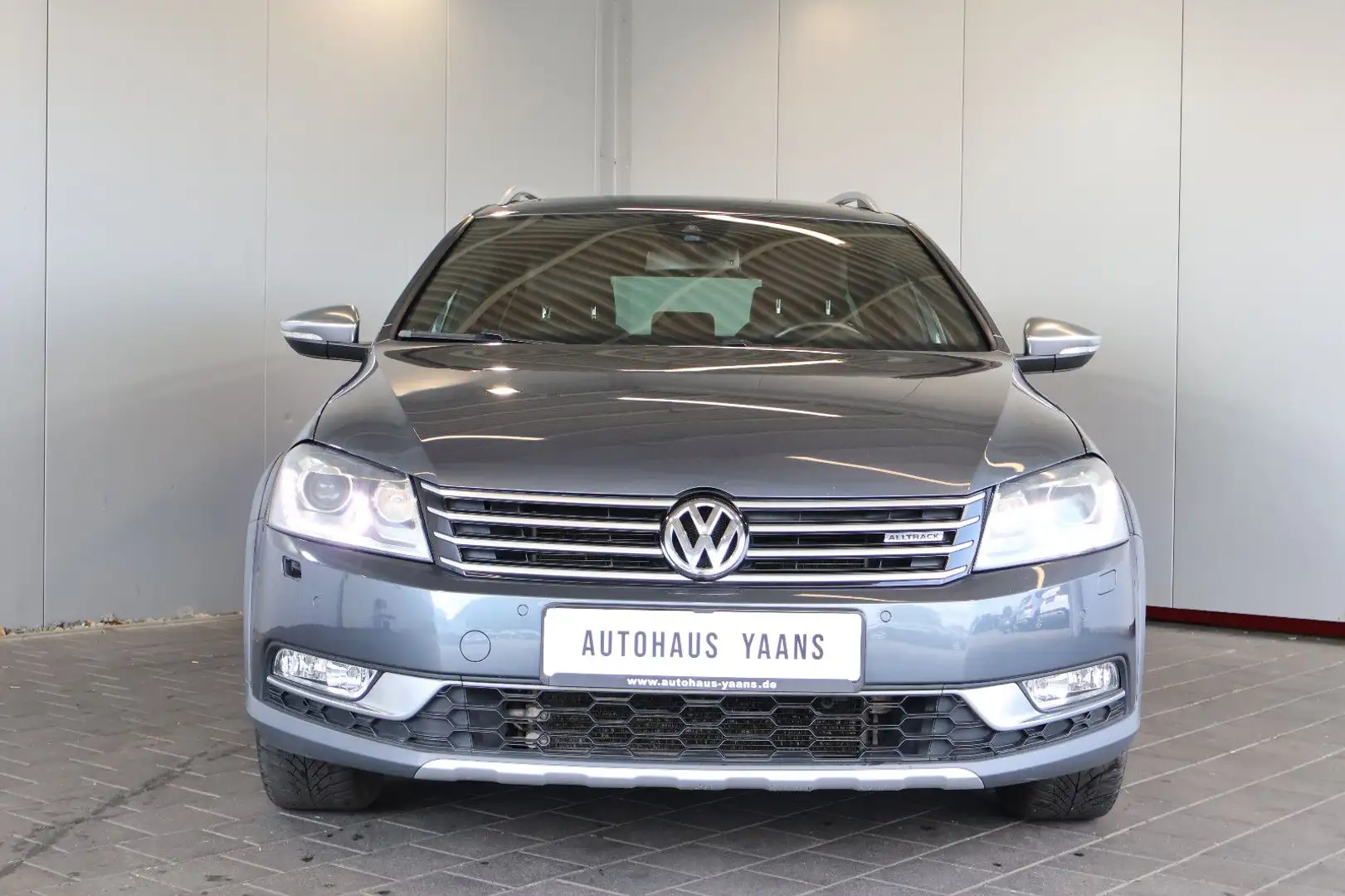 Volkswagen Passat Alltrack 2.0 TDI DSG 4M STDHZG+PANO+AHK Grau - 2