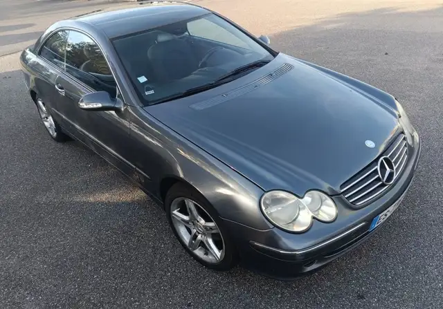 Mercedes-Benz CLK view 4