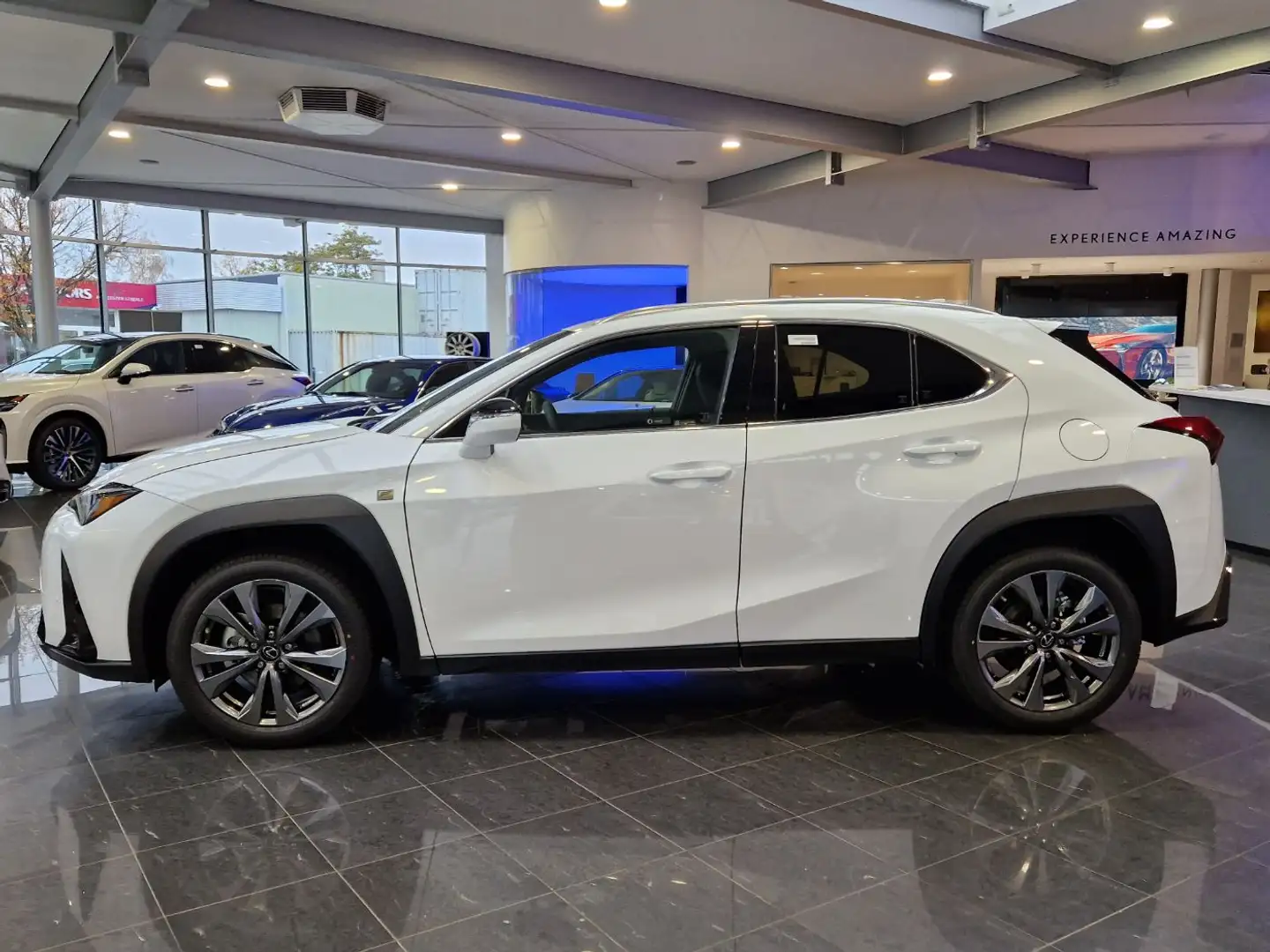 Lexus UX 300h F Sport Design ACC FLA SpurH LM Weiß - 2