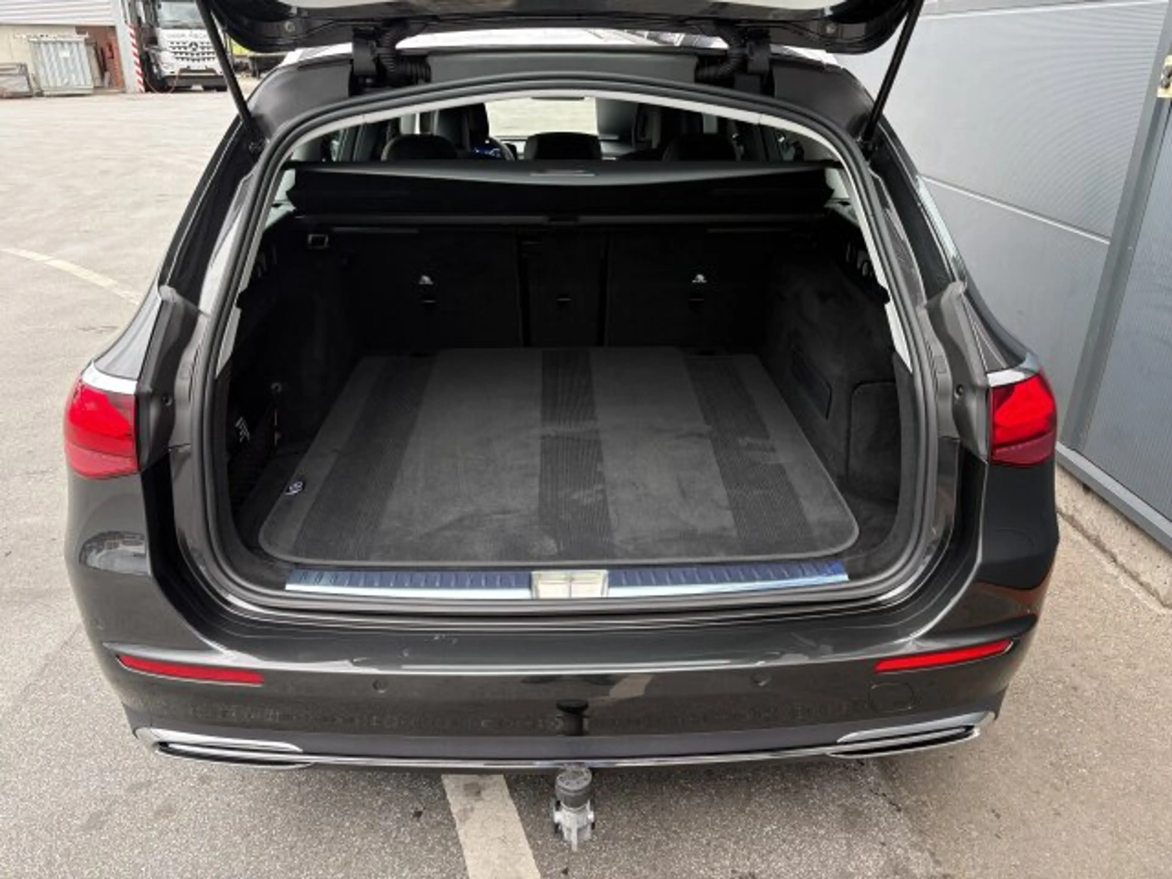 Mercedes-Benz E 220 E 220dT AVANTGARDE Advanced AHK Distronic Kamera — photo 9