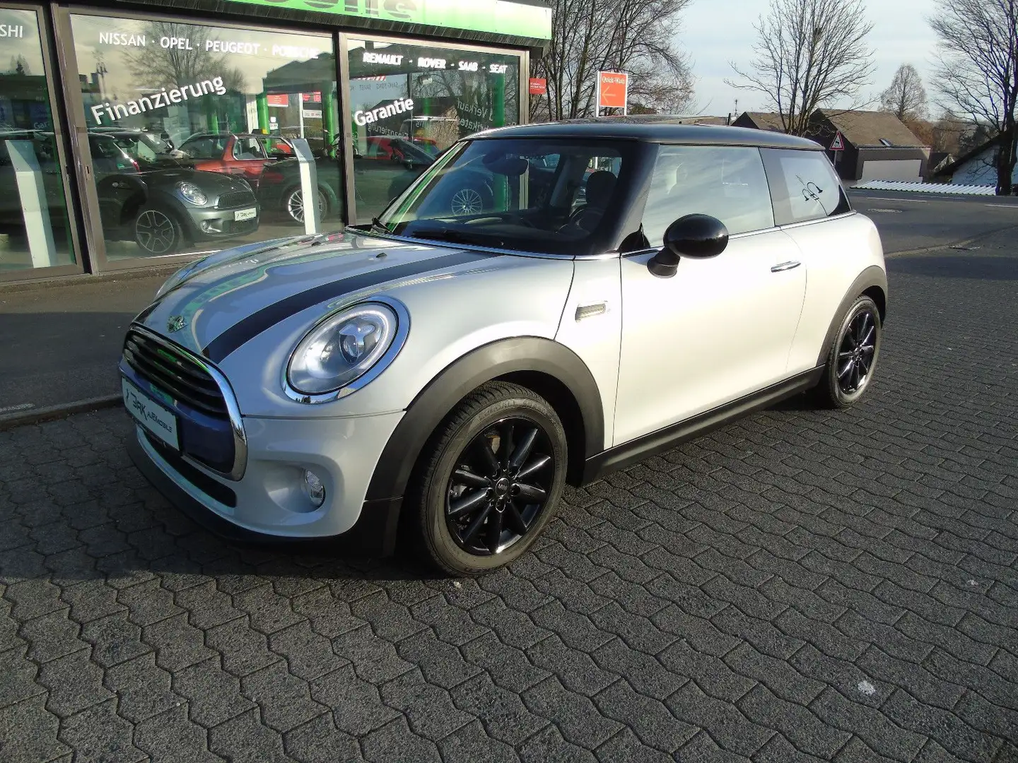 MINI Cooper D Automatik 1.5 Ltr. *NAVI*LED*PANO*LEDER Weiß - 1