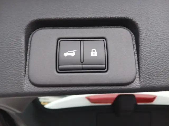 Nissan X-Trail X-TRAIL Tekna 1.5 VC-T e-4orce 214 PS 5S mit Glasdach Ansicht 10