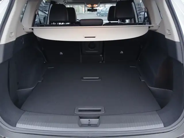 Nissan X-Trail X-TRAIL Tekna 1.5 VC-T e-4orce 214 PS 5S mit Glasdach Ansicht 9