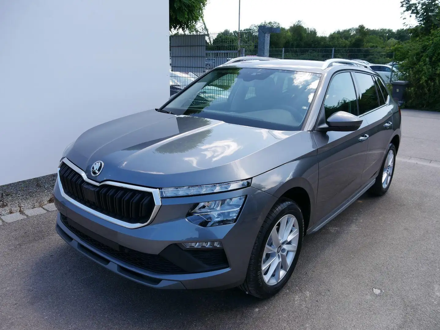 Skoda Kamiq 130 Jahre Premium Edition 1,5 TSI DSG*AHK-SCHWE... Grau - 1
