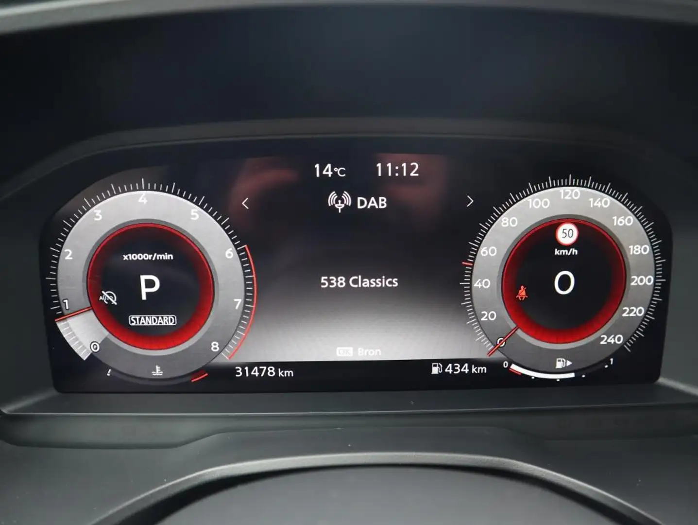 Nissan Qashqai 1.3 MHEV Xtronic Tekna | AUTOMAAT | Panoramadak | Zwart - 2